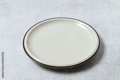 Obraz na płótnie Empty plate on grey background