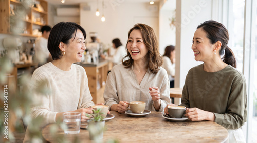 Fototapeta カフェでのお茶会を楽しむ笑顔のミドル世代女性グループ