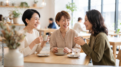 Obraz na płótnie カフェでのお茶や会話を楽しむシニア女性たちの笑顔