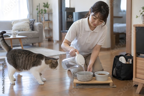 Naklejka 留守宅で猫の世話をするペットシッター