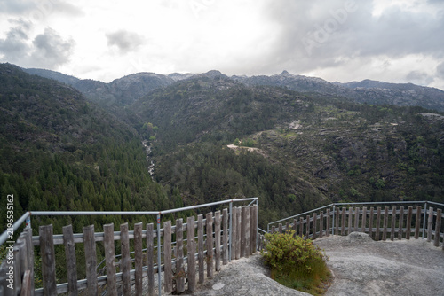 Fotografía Viewpoint with wooden fence overlooking forested valley and mountains near Casca