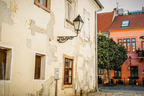 Fotografie Historic building with peeling paint and a weathered facade in an urban setting