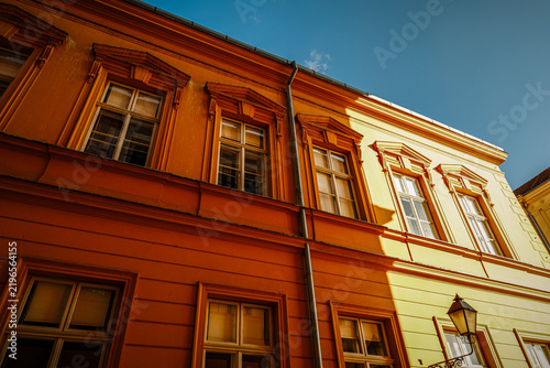 Fotografía Historic building with ornate architecture under soft evening light in a tranqui