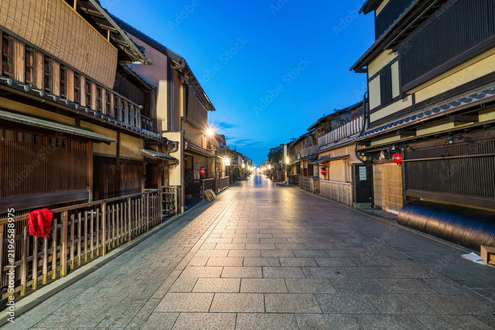 Fototapeta premium Hanamikoji Street at dawn in Kyoto, Japan