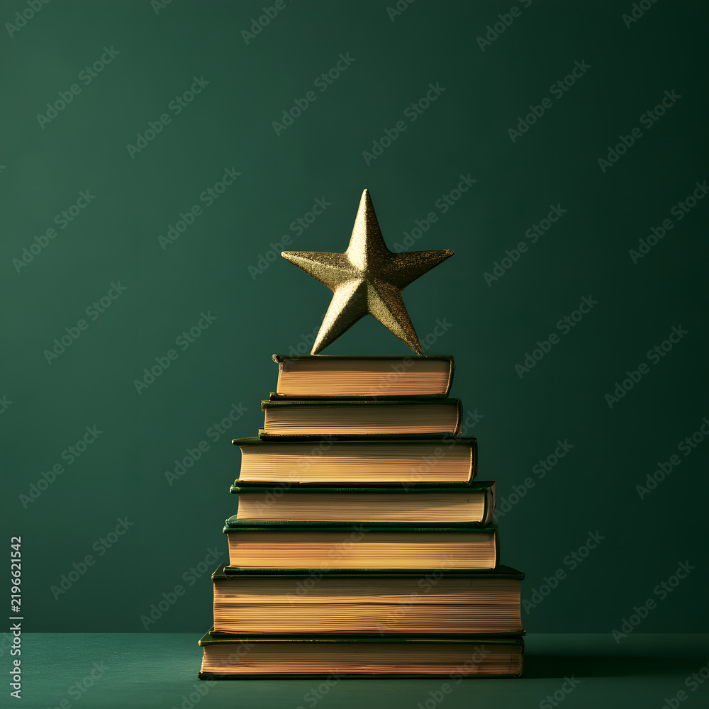 Obraz premium Books positioned in the form of a Christmas tree, topped with a golden star against a green backdrop, for a holiday book sale concept or Black Friday. Featuring generative AI.