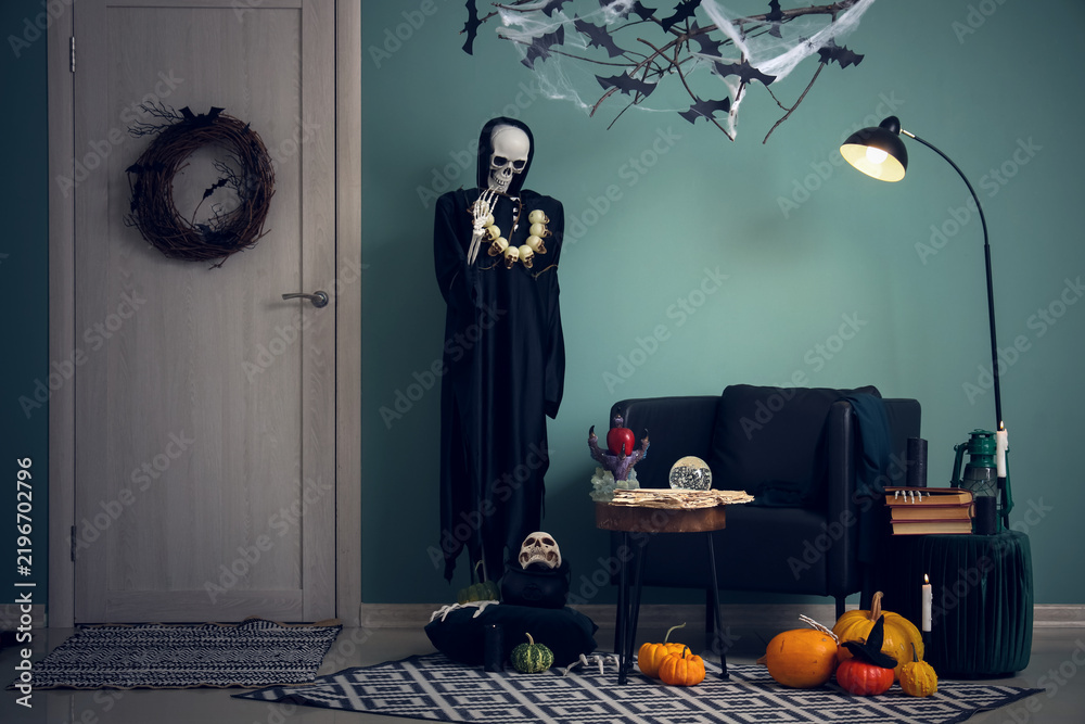 Obraz premium Interior of hallway decorated for Halloween with wreath on door and skeleton