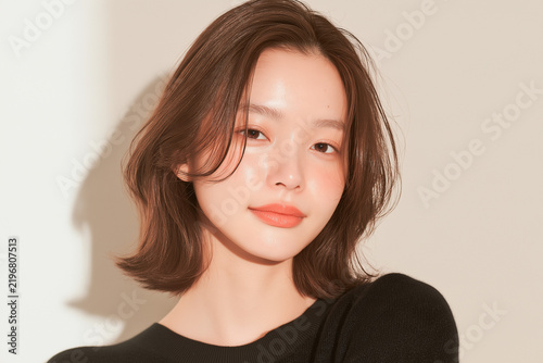 美容, 女性, スキンケア, 化粧品, ビューティー, 若い女性, 美肌, 日本人, アジア人, フェイシャル, メイク, 美容液, 保湿, クリーム, エイジングケア, 美容医療, エステ, 美容クリニック, 肌ケア, ナチュラルメイク, 透明感, ツヤ肌, モデル, 笑顔, ポートレート, クローズアップ, リラックス, 癒し, 健康的, 美白, コラーゲン, ヒアルロン酸, アンチエイジング
