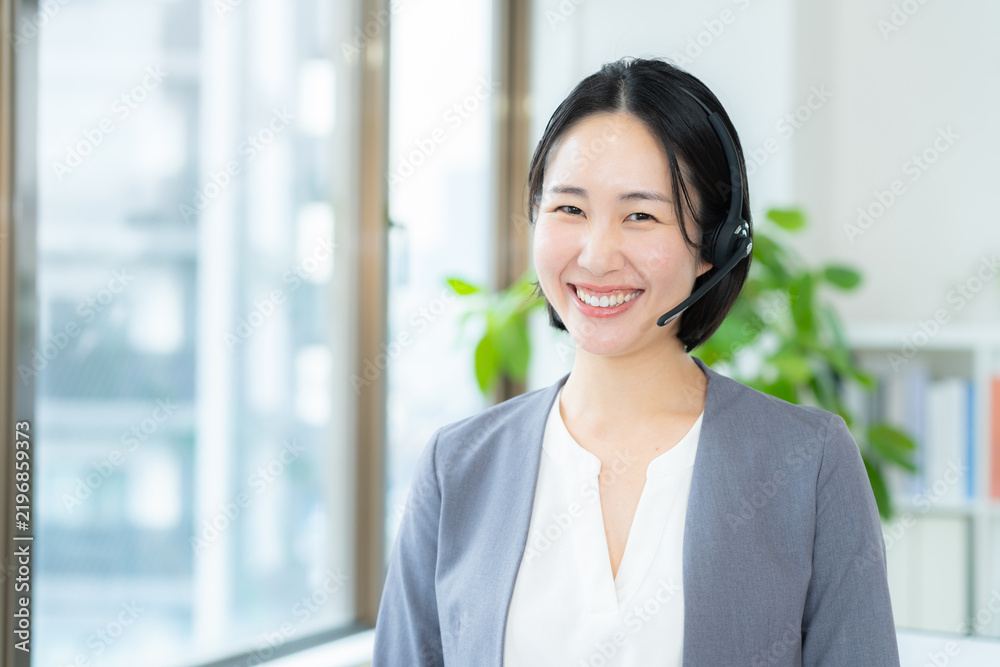 Fototapeta premium オフィスで働く女性のオペレーター