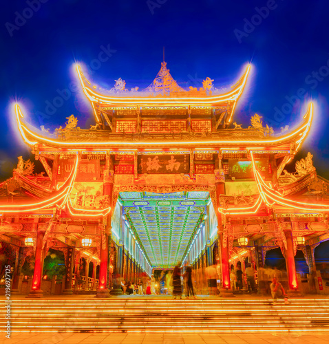 Foto Night view of Nanqiao Bridges ornate entrance, featuring golden illuminated roof