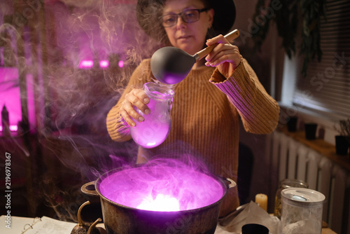 Cuadro en lienzo realistic witch witchcrafting brewing potion in cauldron