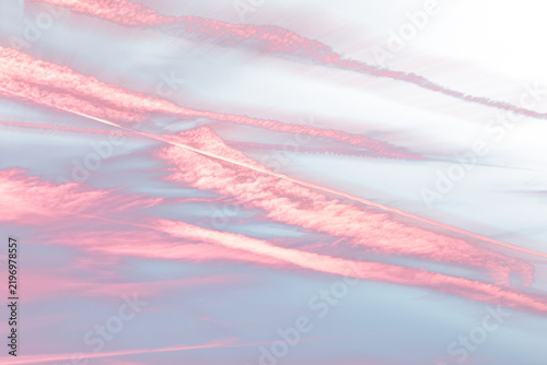 Nubes rojas estelas de aviones, con fondo trasparente.