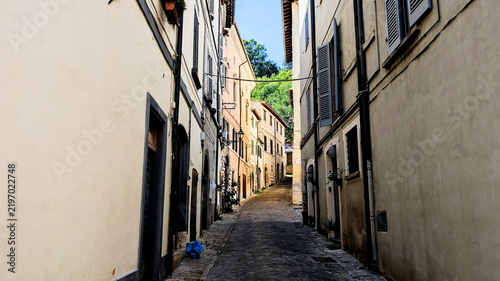 Vicolo stretto in salita nel centro storico di un borgo medievale