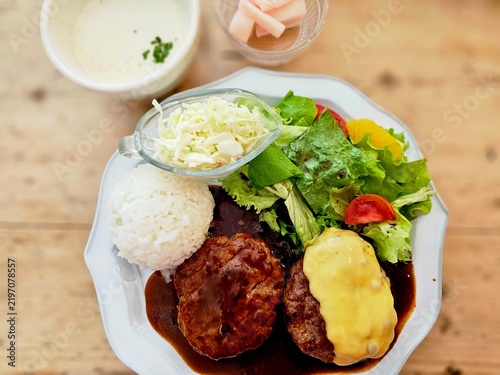 Foto "Japanese Hamburg Steak with Two Sauces" "Hambagu Set Meal with Demi-glace and C