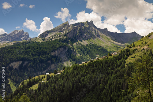 Vallon de la Morge et col du Sanetsch dans les Alpes suisses.