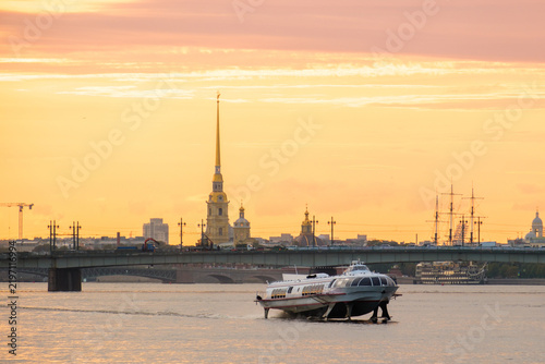 Quadro su tela hydrofoil vessel travelling along the Neva River with the Peter and Paul Fortress and Annunciation Bridge in the background in Saint Petersburg