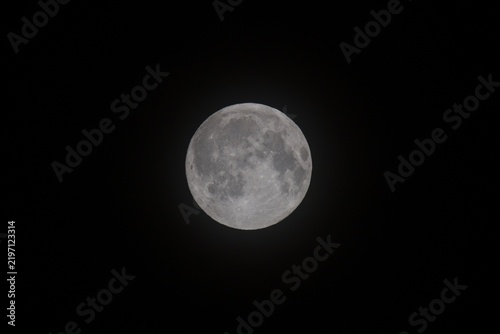 Foto Bright full moon against a black night sky