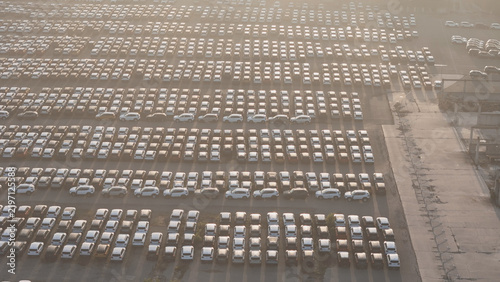Foto New cars and suvs filling a vast outdoor lot, organized in perfect rows, reflect