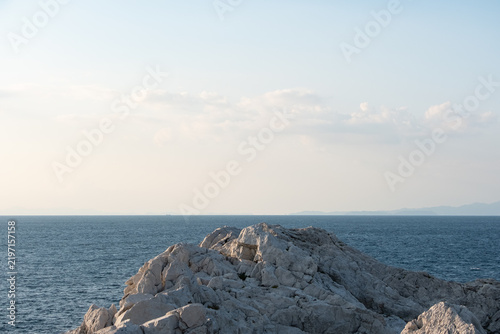 Obraz na plátne Scenic Landscape of Massive White Coastal Cliff overlooking Horizon and Blue Oce