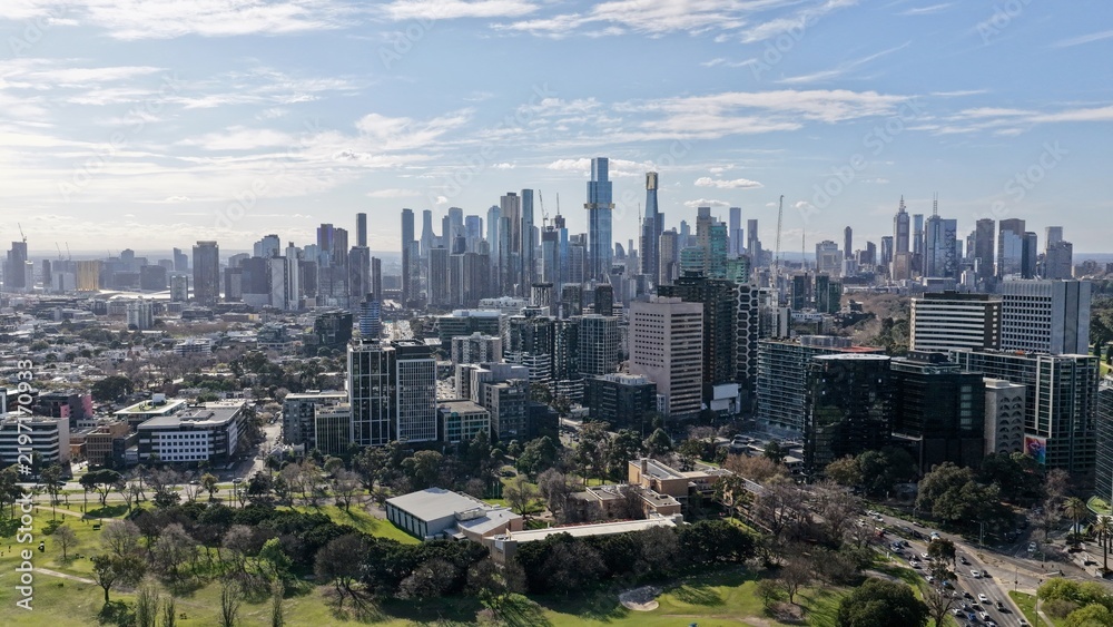 Obraz premium Melbourne, Victoria, Australia – 4K aerial drone view of CBD skyline, Southbank skyscrapers, modern high-rise towers, residential suburbs and spectacular urban cityscape under blue sky
