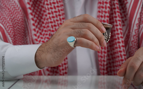 Konstfotografi Traditional Middle Eastern man in keffiyeh displaying a ring