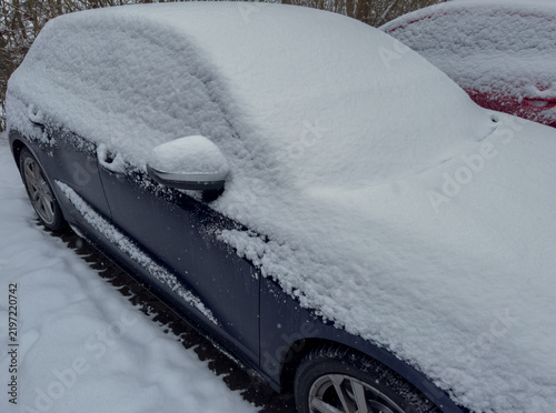 im Dezember Auto im Winter vom Schnee eingeschneit
