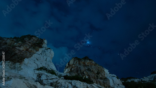 星に包まれる岩肌、静寂の夜