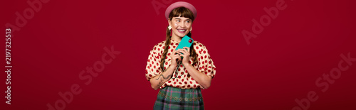 Foto Brightly dressed woman exudes joy with colorful style and cheerful attitude