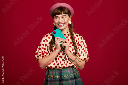 Foto Cheerful woman embraces vibrant fashion with stylish flair