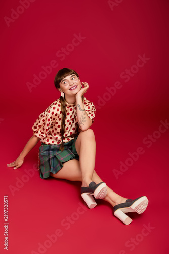 Fotografía Colorful moments captured with a stylish woman embracing blissful dopamine dress