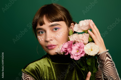 Foto Brightly dressed woman holds flowers with joy in a vibrant scene