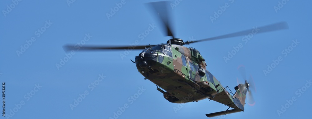 Obraz premium Hélicoptère NH90 Caïman approche bannière