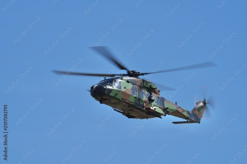Obraz premium Hélicoptère NH90 Caïman décollage au loin