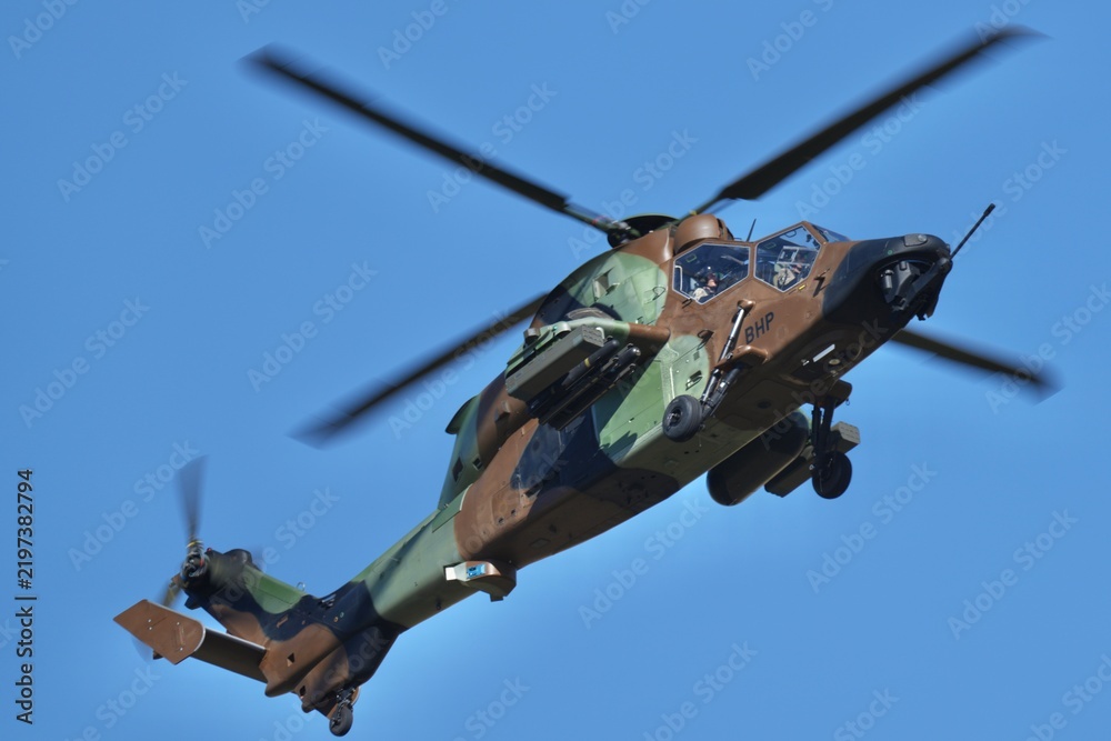 Obraz premium Hélicoptère Tigre décollage gros plan