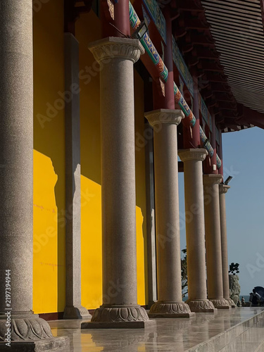 Foto The multi‑tiered pagoda architecture of Luoga Temple rising dramatically from its rocky offshore island along Shishi’s Golden Coast