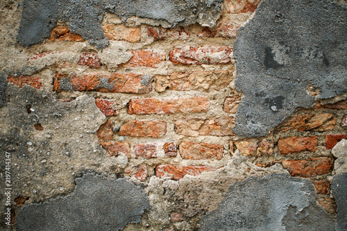 Foto Close up of an old weathered wall with exposed red bricks and damaged cement plaster, representing deterioration, aging, renovation, restoration, construction, and grunge texture