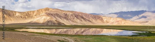 Panel kuchenny z motywem Scenic high-altitude landscape panorama of colorful mountains with reflection in lake, Bulunkul, Murghab, Gorno-Badakhshan, Tajikistan Pamir