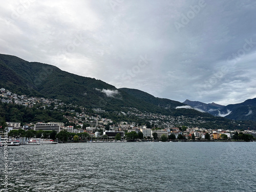 Fotografie Panoramic view of locarno on lake maggiore with hillside buildings, forested alp