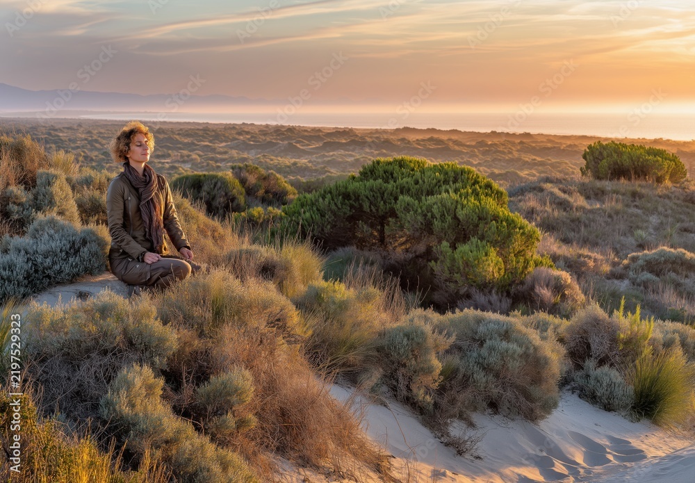 Obraz premium Listening to nature on a dune at golden hour