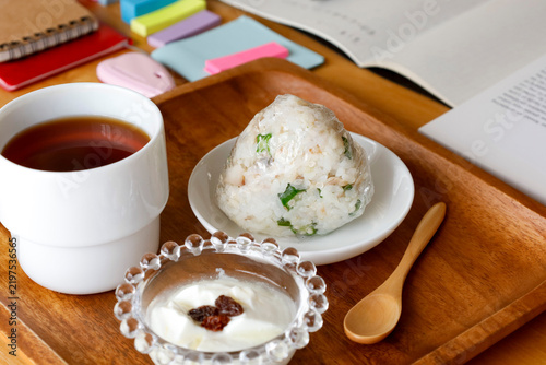 おにぎりとヨーグルトの夜食　勉強を頑張るイメージ
