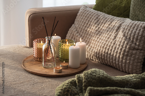 Foto Home interior decor setup with scented candles and diffuser on a tray cozy atmos