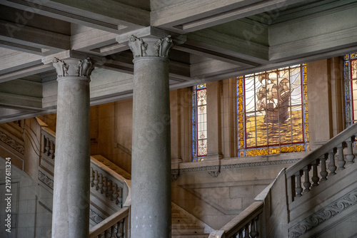 Foto Stone Columns and Ship Stained Glass Inside Maputo Central Railway Station