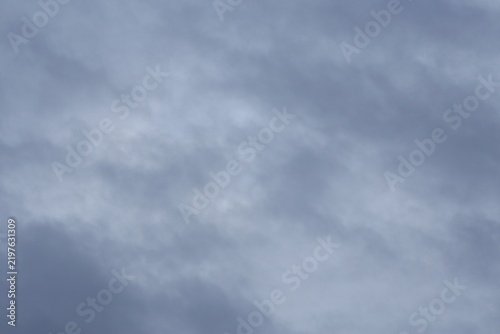 Foto Full frame background of overcast cloudy sky with slate blue stratus clouds