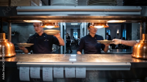 Synchronized plate pickup at the pass before delivery to the dining room