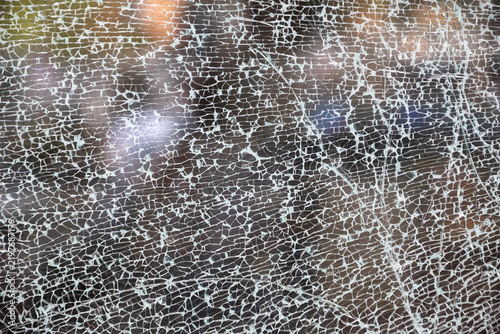 Foto Abstract texture of fully shattered glass pane forming an intricate spiderweb network of cracks