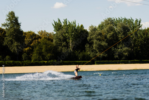 Canvastavla Female wakeboarder wakesurfing