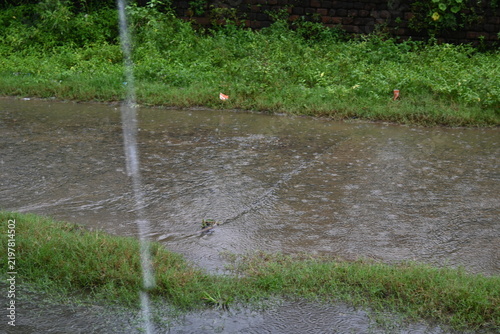 Foto Heavy raindrops falling on the land surface