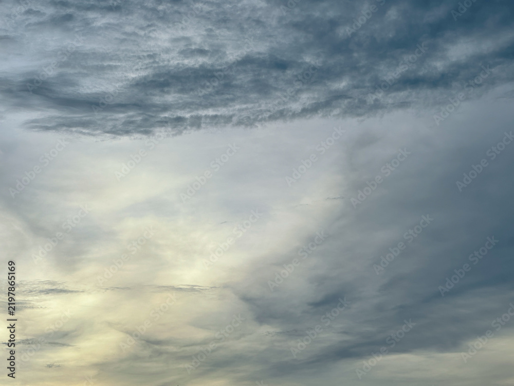 Fototapeta premium Warm Sunlight and Clouds in the Sky During Sunset
