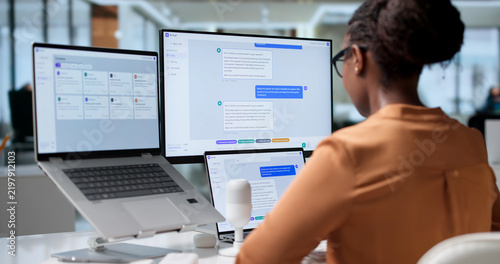 Obraz w ramie Customer Support Agent Types Quickly Using Intelligent Chatbot Software