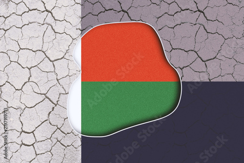 Foto Madagascar Flag Design on Cracked Earth Background Symbolizing Drought Environme