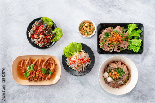 Fotografie A flavorful and aromatic Thai noodle dish with a rich, dark broth seasoned with herbs, spices, and a touch of blood for thickness